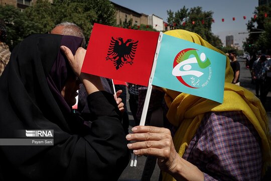 تجمع خانواده اعضای منافقین مقابل سفارت ترکیه در تهران