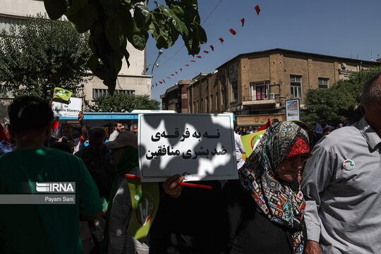 تجمع خانواده اعضای منافقین مقابل سفارت ترکیه در تهران