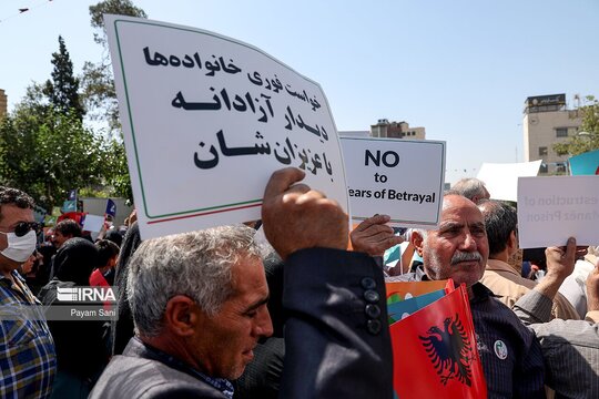 تجمع خانواده اعضای منافقین مقابل سفارت ترکیه در تهران