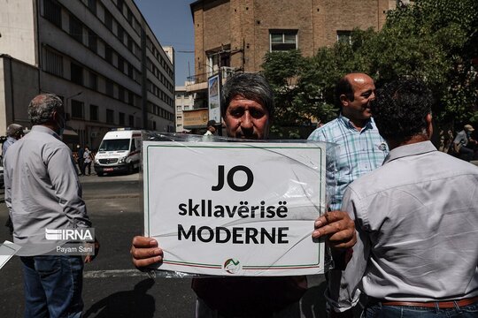 تجمع خانواده اعضای منافقین مقابل سفارت ترکیه در تهران