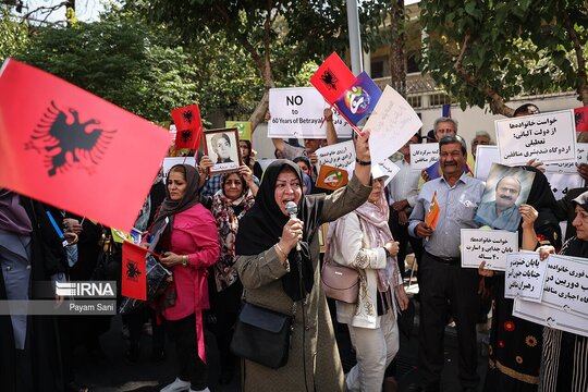 تجمع خانواده اعضای منافقین مقابل سفارت ترکیه در تهران