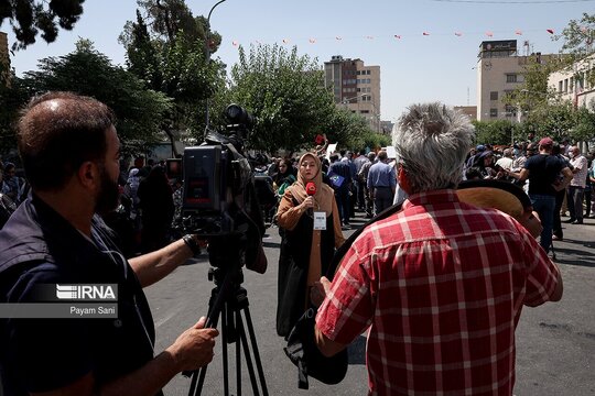 تجمع خانواده اعضای منافقین مقابل سفارت ترکیه در تهران