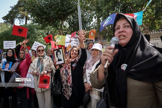تجمع خانواده اعضای منافقین مقابل سفارت ترکیه در تهران