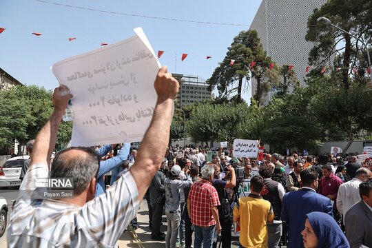 تجمع خانواده اعضای منافقین مقابل سفارت ترکیه در تهران