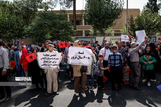 تجمع خانواده اعضای منافقین مقابل سفارت ترکیه در تهران