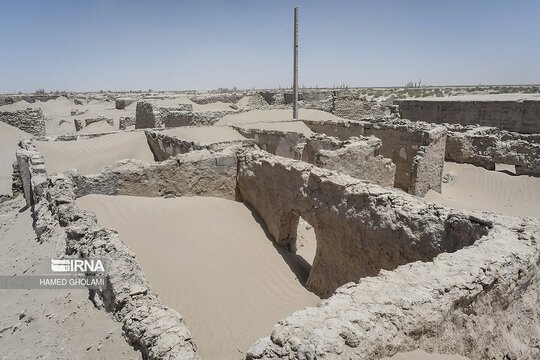 دفن خانه‌ها زیر طوفان شن در سیستان