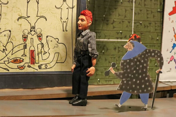 یک شوآف عجیب در جشنواره عروسکی تهران | مردی که در خیابان راه میرود و برای جلب توجه وارد آرایشگاه میشود