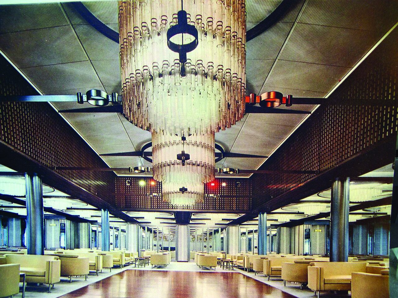 ماجرای کشتی رافائل ایتالیایی ها در ایران/ سرنوشت تلخ تایتانیک ایرانی 2 سرنوشت تلخ تایتانیک ایرانی ؛ مجللترین کشتی تفریحی ایران چه شد؟ | ماجرای جالب خرید کشتیهای ۹۰ میلیون دلاری ایتالیایی توسط ایران