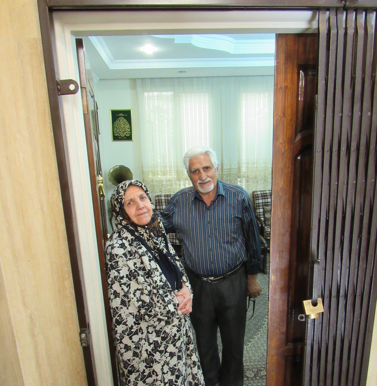 خانهای به رنگ بندگی | امانتدار آبروی مردم هستیم