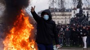 ببینید | حمله معترضان خشمگین فرانسه به منزل شهردار پاریس | خودروی شهردار را آتش زدند