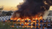 تصاویر آتش‌ زدن پارکینگ خودروهای نو توسط شورشگران فرانسوی