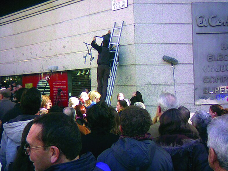 تصاویر | این مرد قدرت معلق ماندن در هوا را دارد