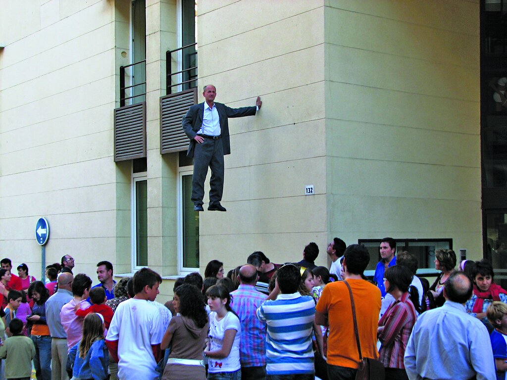 تصاویر | این مرد قدرت معلق ماندن در هوا را دارد