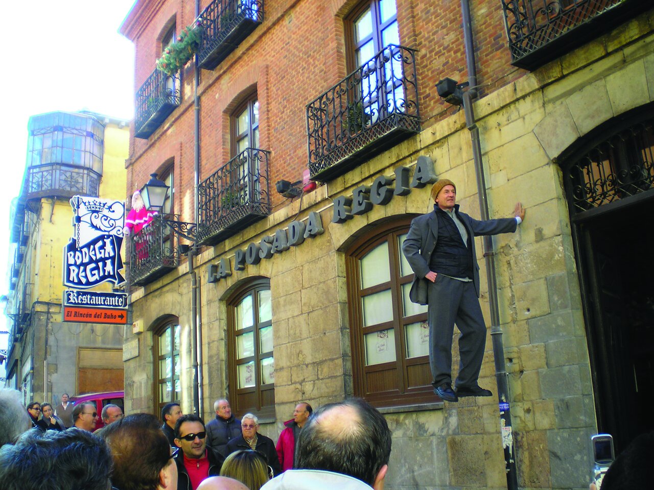 تصاویر | این مرد قدرت معلق ماندن در هوا را دارد