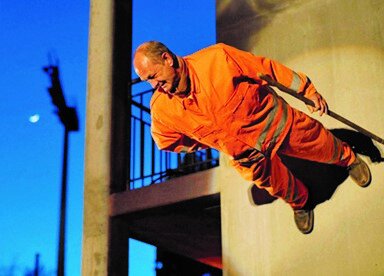 تصاویر | این مرد قدرت معلق ماندن در هوا را دارد