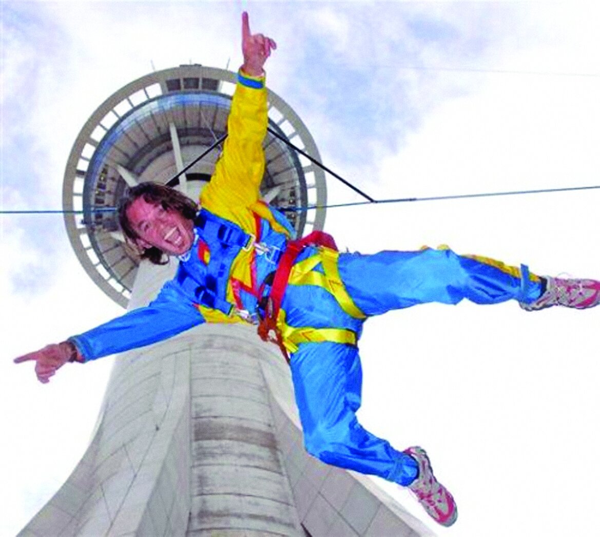 برگزاری جشن تولد ۱۰۰ سالگی یک مادربزرگ در ارتفاع ۷۶۰ متری | بلند پرواز ترین آدم های دنیا را بشناسید