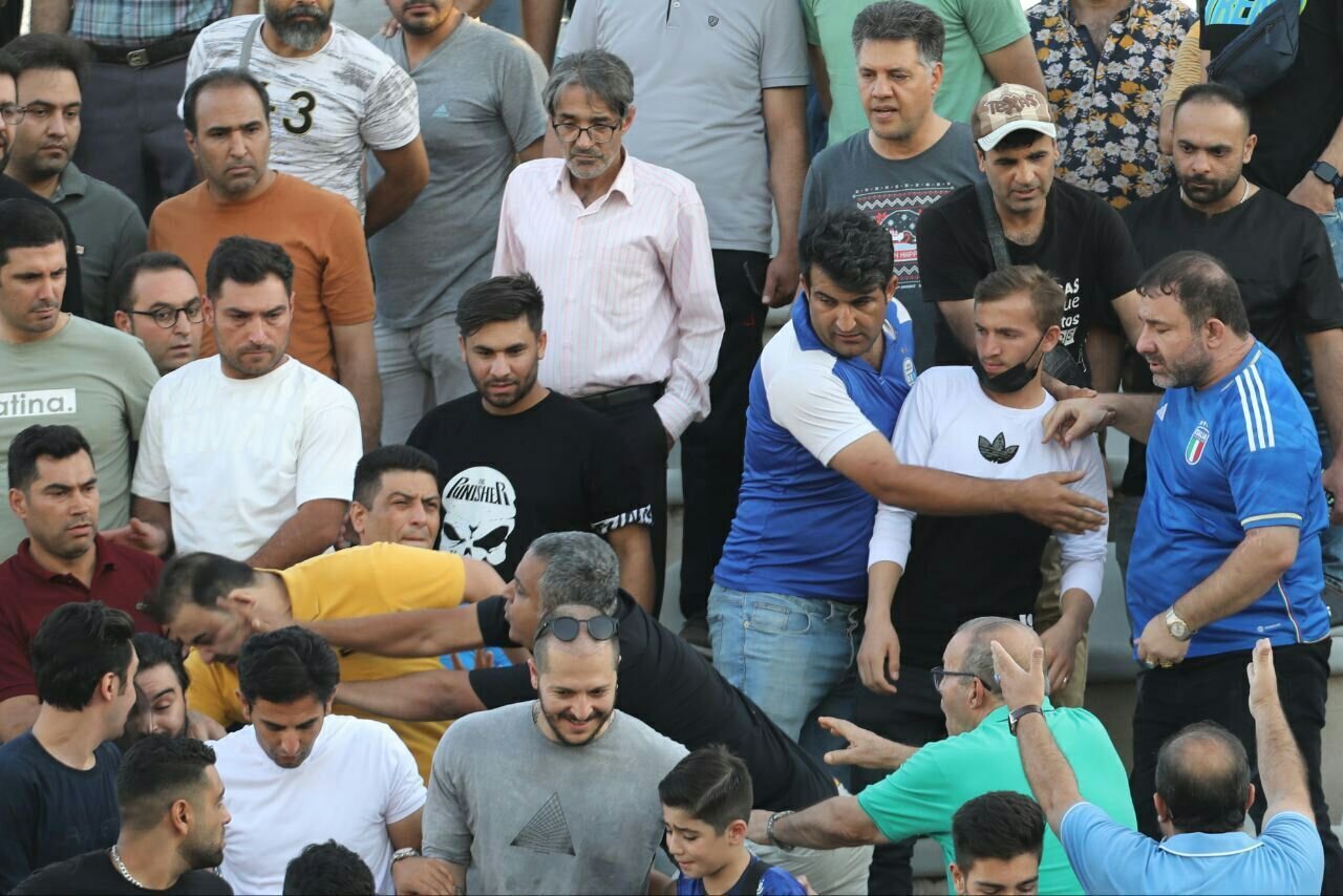 حمله به هواداران استقلال - هانی کرده و نوچه هایش در تمرین تیم استقلال