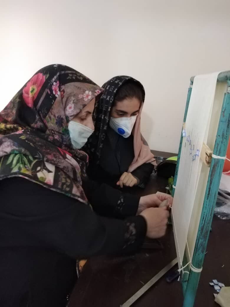 اینجا تار و پود مهربانی گره میخورد | کارآفرینی بانوی گلابدرهای برای ۳۰۰ نفر