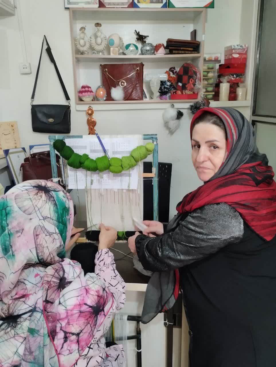 اینجا تار و پود مهربانی گره میخورد | کارآفرینی بانوی گلابدرهای برای ۳۰۰ نفر