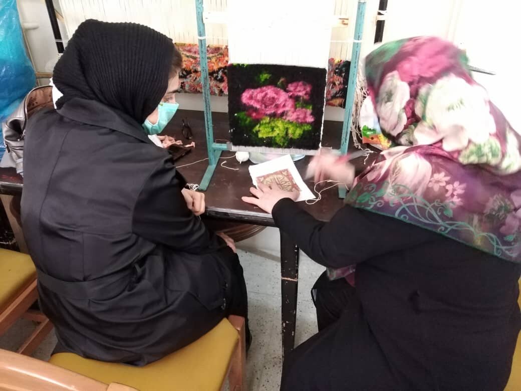 اینجا تار و پود مهربانی گره میخورد | کارآفرینی بانوی گلابدرهای برای ۳۰۰ نفر