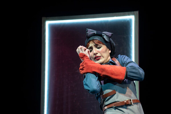 جنایت هولناک دو خواهر روی صحنه تئاتر | ریشههای خشم مردم از کجاست؟