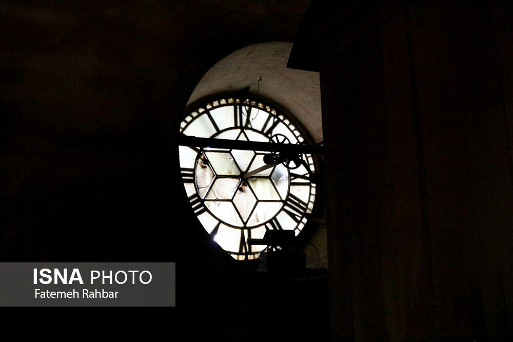 تصاویر نحوه کوک کردن ساعت تاریخی میدان مارکار یزد | ماجرای ساخت ساعت در نقطه مرکزی ایران توسط یک زرتشتی هندی