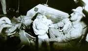 تصاویر تلخ از لحظه جمع‌آوری پیکر شهدای هواپیمای مسافربری در سال ۶۷ | ۶۶ کودک شهید شدند