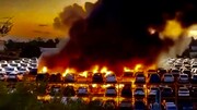 تصاویر آتش زدن پارکینگ خودروهای صفر در فرانسه توسط معترضان