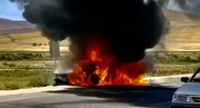 تصاویر لحظه آتش گرفتن پژو پارس در جاده ارومیه به مهاباد