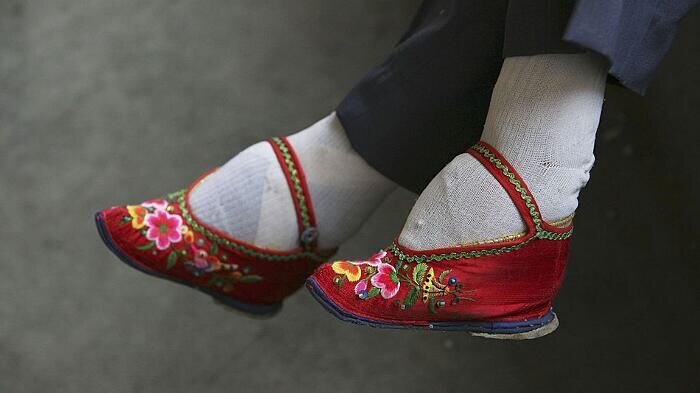 رسم قالب بستن پای زنان در چین