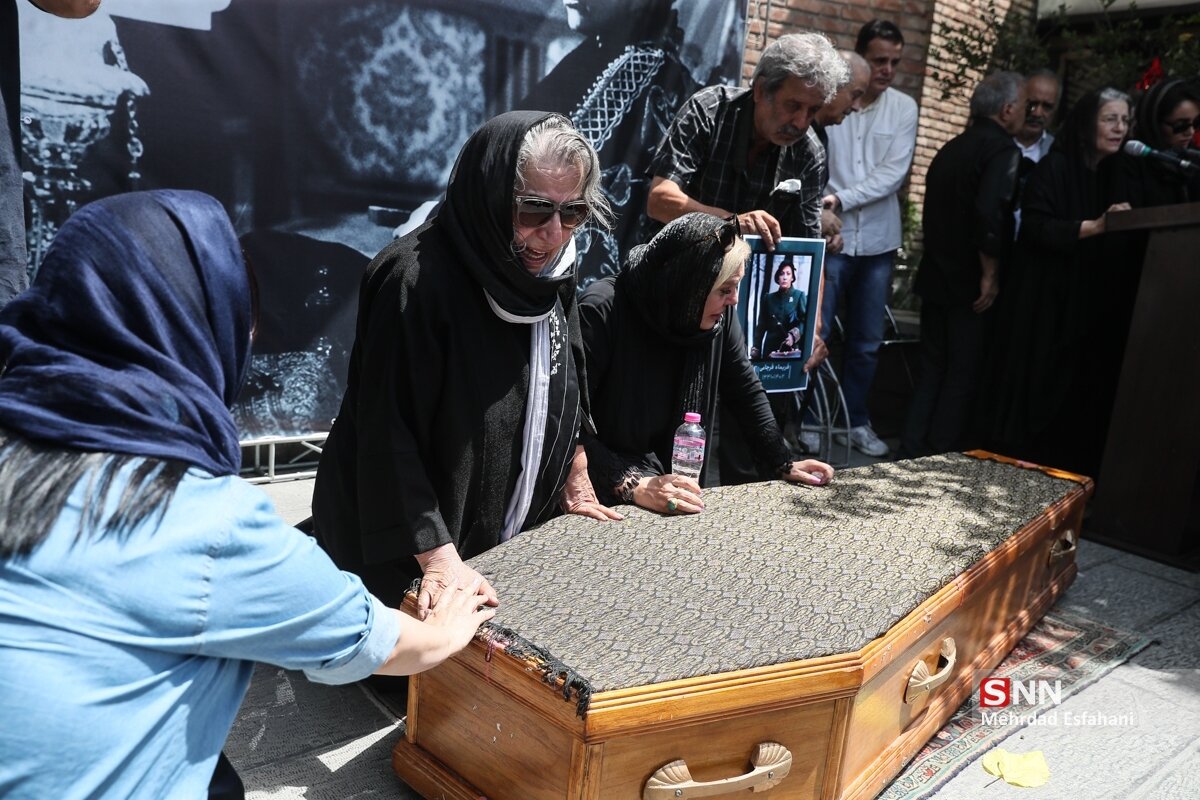 تصاویر چهرههایی که فریماه فرجامی را بدرقه کردند | قربانی زیباییاش شد | او را دوره کردند تا کار به اینجا برسد