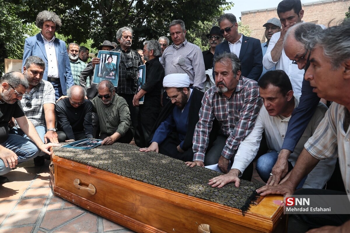 تصاویر چهرههایی که فریماه فرجامی را بدرقه کردند | قربانی زیباییاش شد | او را دوره کردند تا کار به اینجا برسد