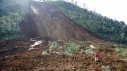 تصاویر لحظه وحشتناک نابود شدن یک کوه عظیم بر اثر رانش زمین | یک معدن سنگ در اندونزی فروریخت