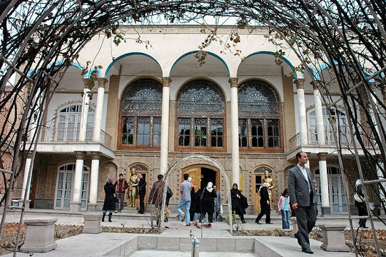  موزه‌اي كه بر سر در خود نام «موزه‌مشروطه» را دارد، منزل مسكوني تاجر محترمي به نام حاج مهدي كوزه‌كناني بوده است.