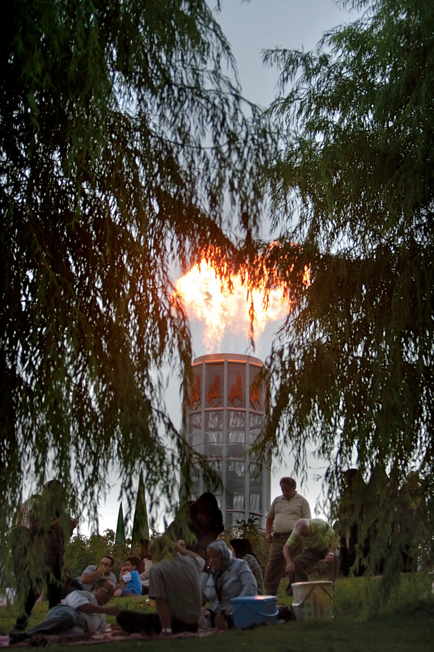 اگر در بوستان حضرت ابراهیم(ع) رو به شمال بايستید، سمت راستتان یک چمنزار زیبا با سایه درختان وجود دارد. از میان درختان این چمنزار علاوه بر تماشای منظره شهر مي‌توانید شعله‌های آتش مشعل‌ها را ببینید که حدود 7متر به بالا پرتاب می‌شوند.