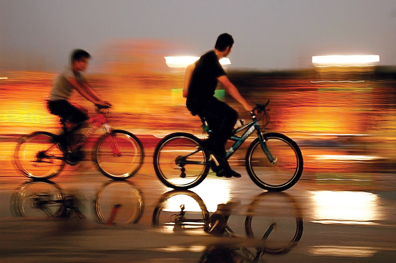 یکی از جذاب ترین تفریحات دنیا در تهران ؛ بازی با آب و آتش و باد...