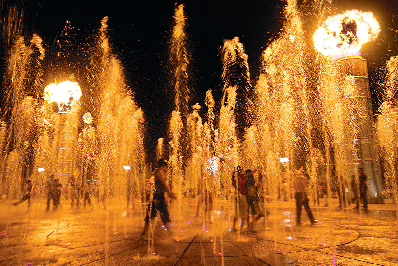 یکی از جذاب ترین تفریحات دنیا در تهران ؛ بازی با آب و آتش و باد...