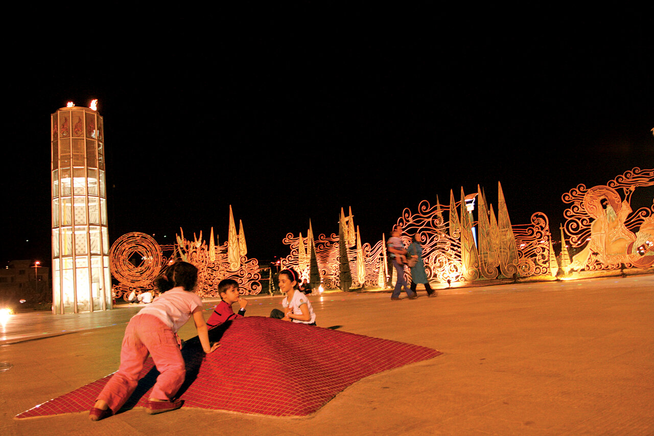 یکی از جذاب ترین تفریحات دنیا در تهران ؛ بازی با آب و آتش و باد...