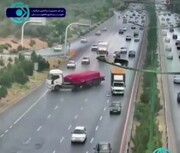 تصاویر قیچی وحشتناک تریلی وسط یک بزرگراه اصفهان | برخورد خودروها با تریلی را ببینید
