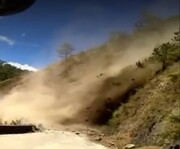 ببینید | ریزش جاده کوهستانی بر اثر بارش‌های سیل‌آسا در کشمیر