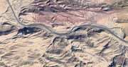 ببینید | نقش اسرار ‌آمیز اژدها روی کوه های چند میلیون ساله! | مخفیگاه راهزنان جاده ابریشم کجا بوده؟