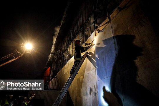 مهار حریق انبار کاغذ دیواری در مشهد