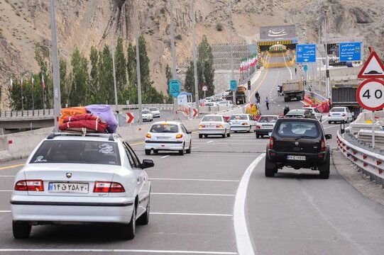 آخرین وضعیت جاده ها | ریزش سنگ در  آزادراه تهران-شمال | جاده چالوس و آزادراه تهران-شمال یک طرفه شد