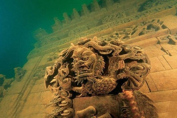 شهر چینی ۶۰۰ ساله‌ای که زیر آب سالم مانده است! | از این شهر باستانی عجیب چه می‌دانیم؟