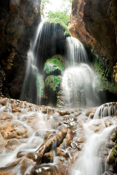 در اينجا يك‌سو كوهستان است و ديگر سو جنگل و اين هم آبشار معروف آق‌سو كه يكي از زيباترين قسمت‌هاي اين منطقه است.