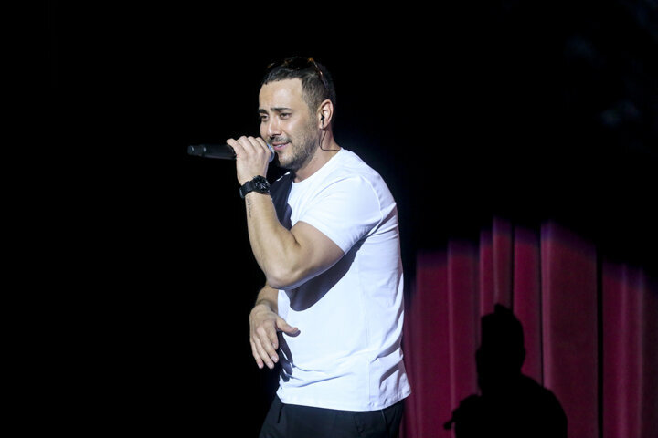 وقتی محسن چاوشی با کلاه و با ماسک در خانه فقرا میرود | یک آمار عجیب درباره محسن چاوشی