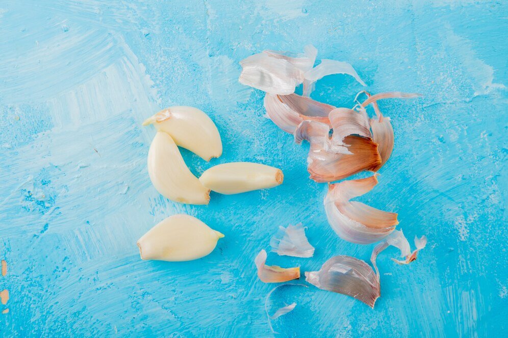 آسان ترین روش پوست کندن سیر | آموزش ۶ روش برای پوست کندن سیر