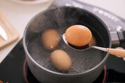 زمان پخت تخم مرغ آب پز | با این روش پوست تخم مرغ ترک نمی‌خورد