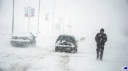 کامیون‌ها و خودروها در یک جاده برفی کشور گیر کردند | وضعیت خودروهای مانده در برف را ببینید