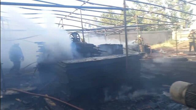 مهار آتش‌سوزی ۳ سوله مبل سازی در اسلامشهر